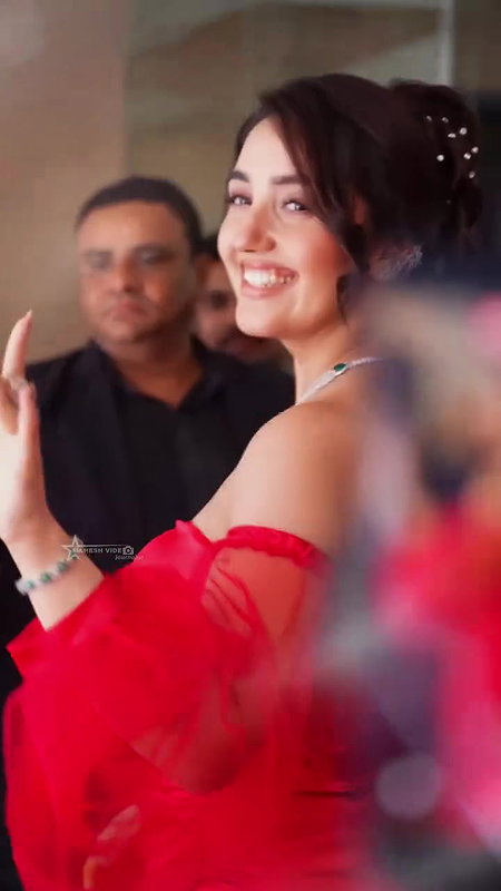ASHNOOR KAUR IRRESISTIBLE BUSTY BOOBS CLEAVAGE EXPOSE UUFFF 26