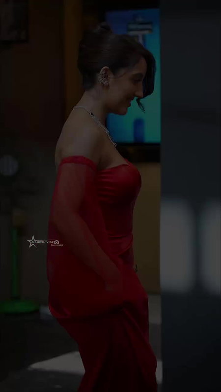 ASHNOOR KAUR IRRESISTIBLE BUSTY BOOBS CLEAVAGE EXPOSE UUFFF 26
