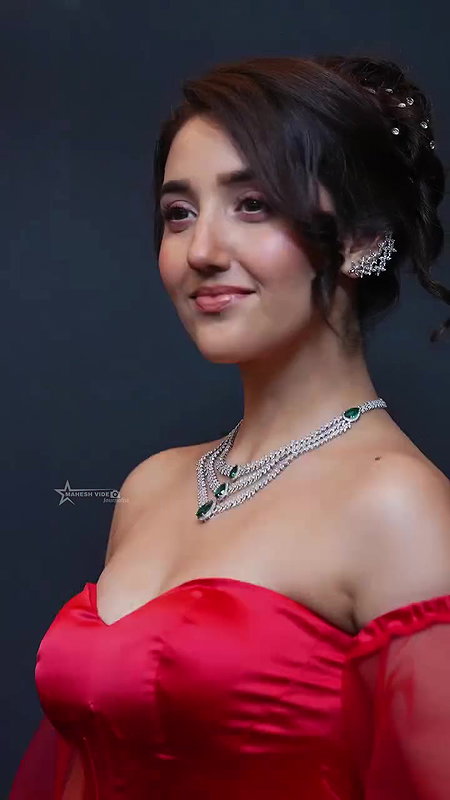 ASHNOOR KAUR IRRESISTIBLE BUSTY BOOBS CLEAVAGE EXPOSE UUFFF 26