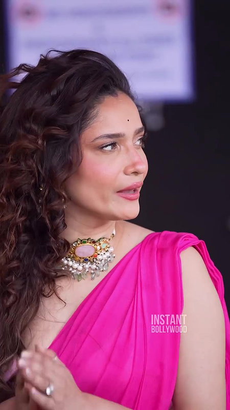 ANKITA TOO SEDUCTIVE WIFE MATERIAL FLAUNTING HER WAIST AND BACKLESS IN PINK SAREE 22