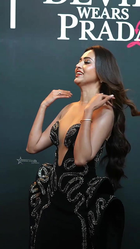 TEJASSWI LUSTY BEAUTY OPEN FRONT CLEAVAGE TEASE BOLD 22