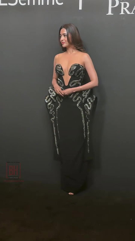 TEJASSWI LUSTY BEAUTY OPEN FRONT CLEAVAGE TEASE BOLD 26