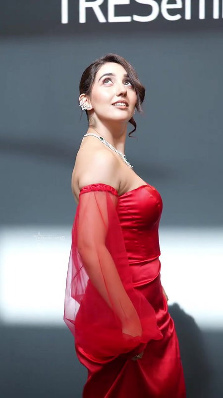 ASHNOOR KAUR IRRESISTIBLE BUSTY BOOBS CLEAVAGE EXPOSE UUFFF 24