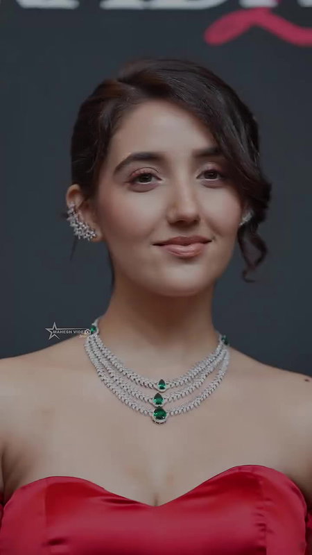 ASHNOOR KAUR IRRESISTIBLE BUSTY BOOBS CLEAVAGE EXPOSE UUFFF 24