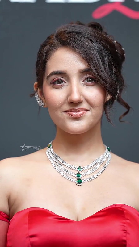 ASHNOOR KAUR IRRESISTIBLE BUSTY BOOBS CLEAVAGE EXPOSE UUFFF 24