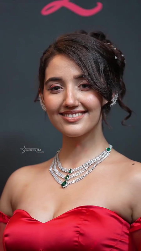 ASHNOOR KAUR IRRESISTIBLE BUSTY BOOBS CLEAVAGE EXPOSE UUFFF 24