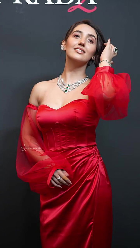 ASHNOOR KAUR IRRESISTIBLE BUSTY BOOBS CLEAVAGE EXPOSE UUFFF 24