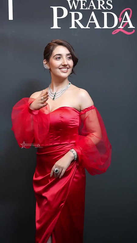 ASHNOOR KAUR IRRESISTIBLE BUSTY BOOBS CLEAVAGE EXPOSE UUFFF 24