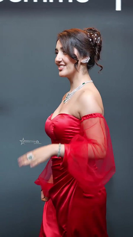 ASHNOOR KAUR IRRESISTIBLE BUSTY BOOBS CLEAVAGE EXPOSE UUFFF 24
