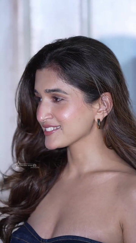 NIDHI SHAH BUSTY YUMMY CLEAVAGE TEASE 22
