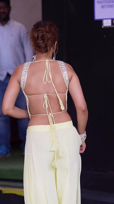 MESMERIZING BOLD DIVA NIA SHARMA FAPWORTHY IN BACKLESS DRESS TEASE 26