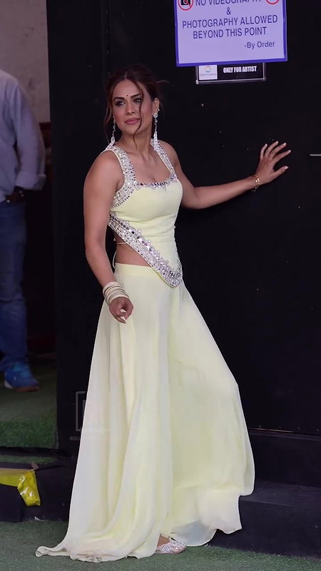 MESMERIZING BOLD DIVA NIA SHARMA FAPWORTHY IN BACKLESS DRESS TEASE 26