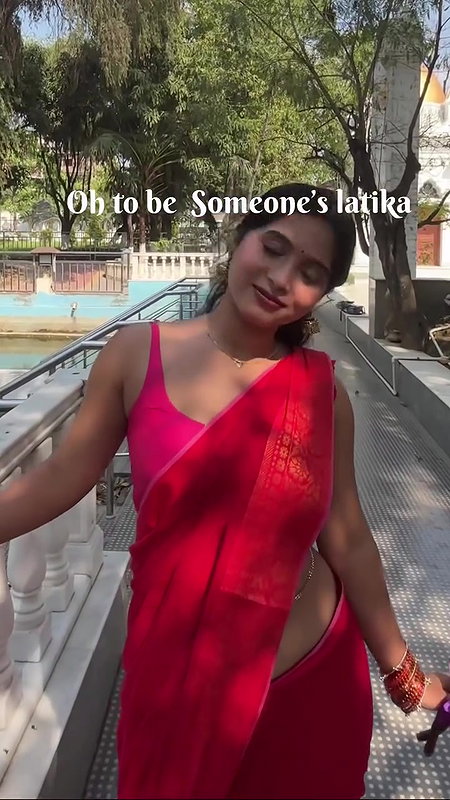 hot slim desi girl sexy navel chain in red saree 22