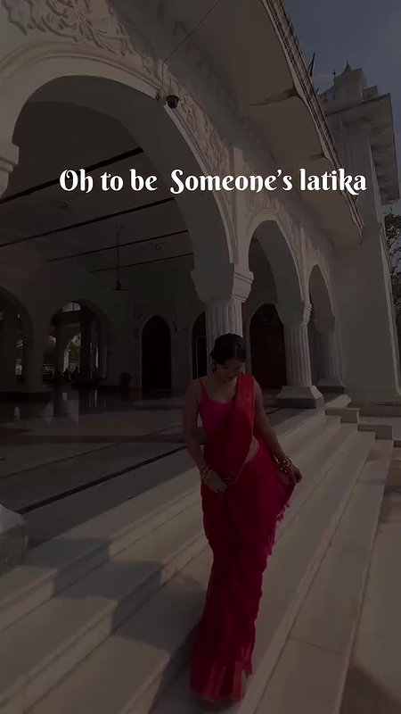 hot slim desi girl sexy navel chain in red saree 22