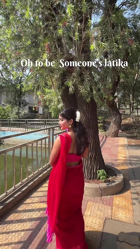 hot slim desi girl sexy navel chain in red saree 22