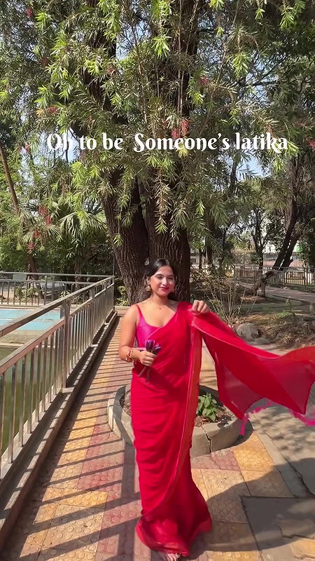 hot slim desi girl sexy navel chain in red saree 22