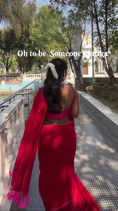 hot slim desi girl sexy navel chain in red saree 22