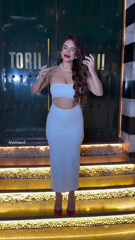 Hottie Glam Diva Sexy CLEVAGE EXPOSE TO LUST 22