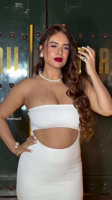 Hottie Glam Diva Sexy CLEVAGE EXPOSE TO LUST 22