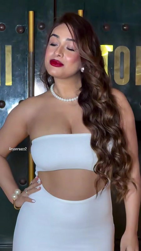 Hottie Glam Diva Sexy CLEVAGE EXPOSE TO LUST 22