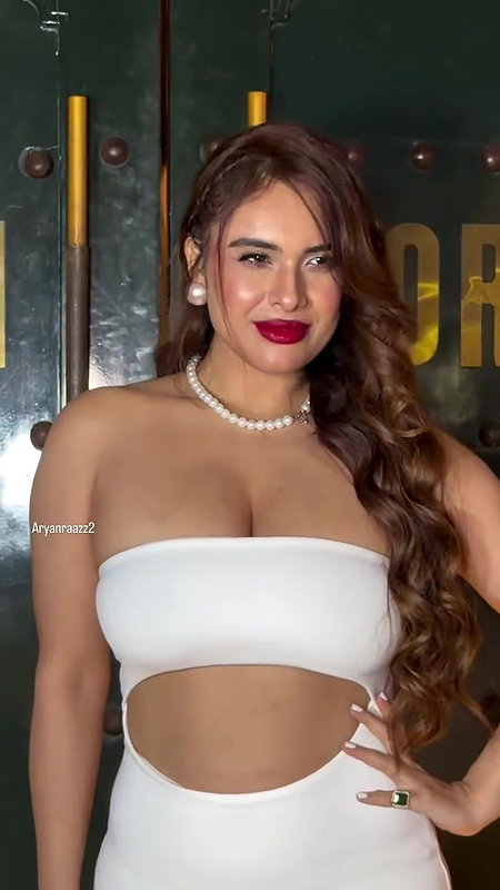 Hottie Glam Diva Sexy CLEVAGE EXPOSE TO LUST 22