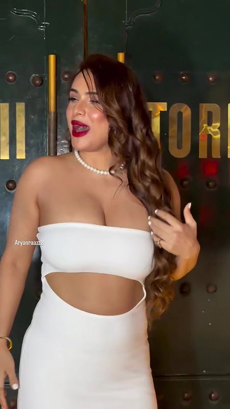 Hottie Glam Diva Sexy CLEVAGE EXPOSE TO LUST 22