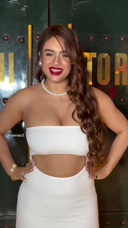 Hottie Glam Diva Sexy CLEVAGE EXPOSE TO LUST 22