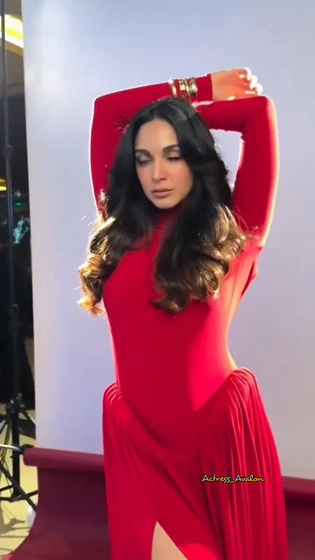 MOMMY KIARA ADVANI FLAUNTS HER SLUTTY LOOKS HQ VIDEOS 22