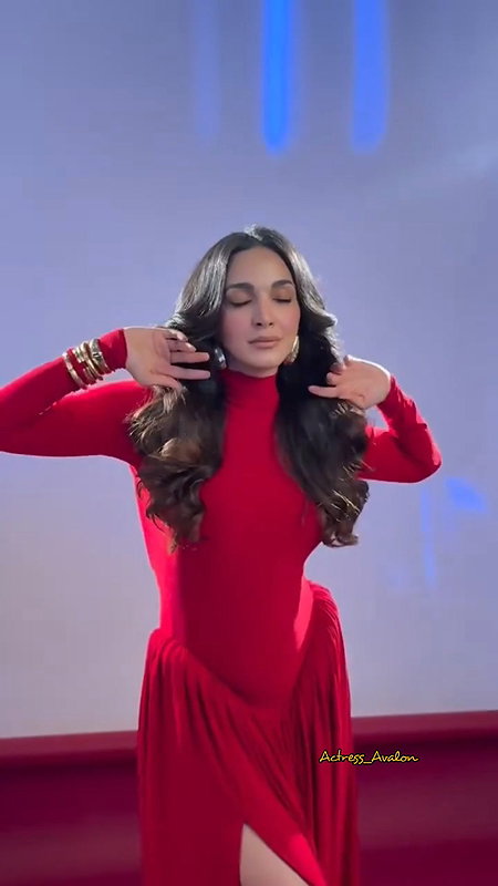 MOMMY KIARA ADVANI FLAUNTS HER SLUTTY LOOKS HQ VIDEOS 22