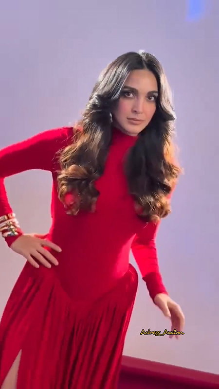 MOMMY KIARA ADVANI FLAUNTS HER SLUTTY LOOKS HQ VIDEOS 22