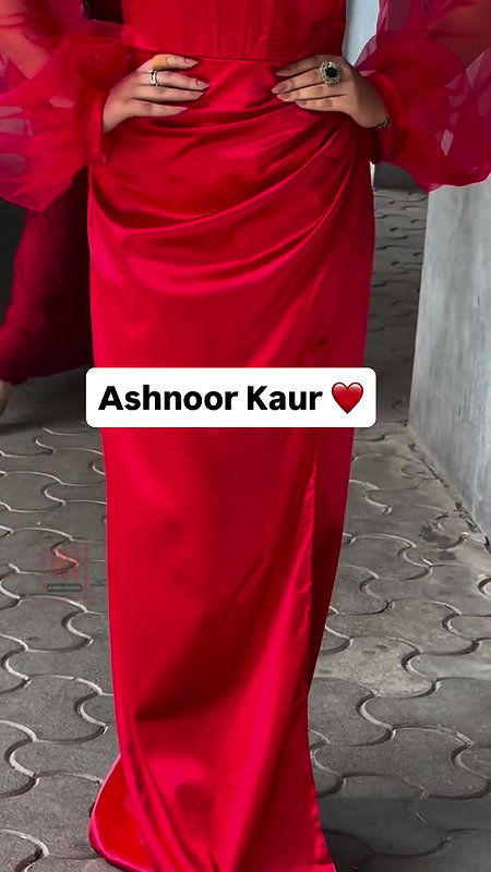 ASHNOOR KAUR IRRESISTIBLE BUSTY BOOBS CLEAVAGE EXPOSE UUFFF 22