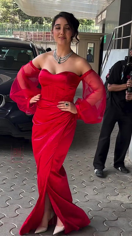 ASHNOOR KAUR IRRESISTIBLE BUSTY BOOBS CLEAVAGE EXPOSE UUFFF 22