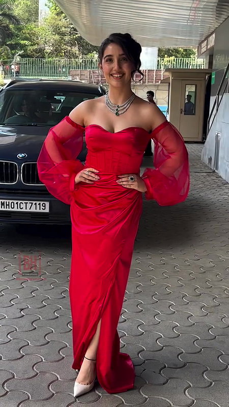 ASHNOOR KAUR IRRESISTIBLE BUSTY BOOBS CLEAVAGE EXPOSE UUFFF 22