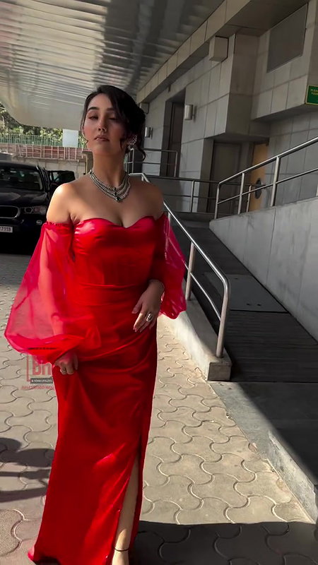 ASHNOOR KAUR IRRESISTIBLE BUSTY BOOBS CLEAVAGE EXPOSE UUFFF 22