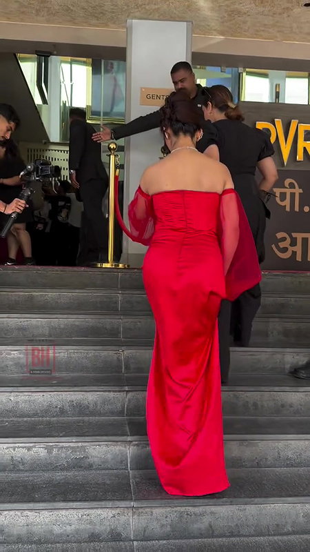 ASHNOOR KAUR IRRESISTIBLE BUSTY BOOBS CLEAVAGE EXPOSE UUFFF 22