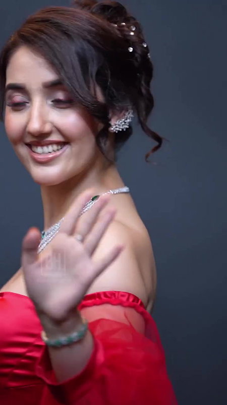 ASHNOOR KAUR IRRESISTIBLE BUSTY BOOBS CLEAVAGE EXPOSE UUFFF 28