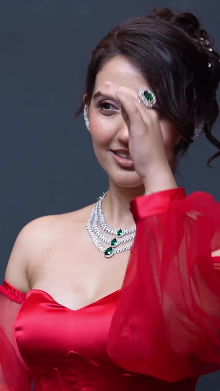 ASHNOOR KAUR IRRESISTIBLE BUSTY BOOBS CLEAVAGE EXPOSE UUFFF 28