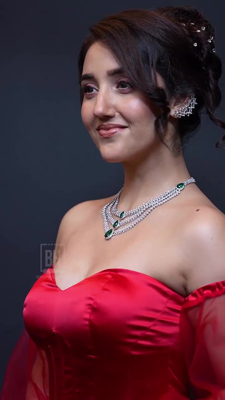 ASHNOOR KAUR IRRESISTIBLE BUSTY BOOBS CLEAVAGE EXPOSE UUFFF 28