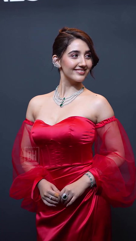 ASHNOOR KAUR IRRESISTIBLE BUSTY BOOBS CLEAVAGE EXPOSE UUFFF 28