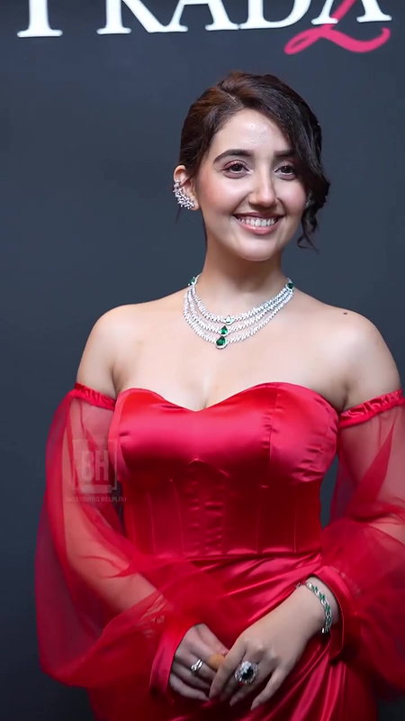 ASHNOOR KAUR IRRESISTIBLE BUSTY BOOBS CLEAVAGE EXPOSE UUFFF 28