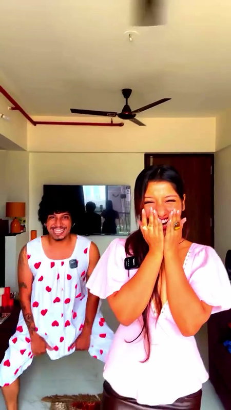 RASHI SINGH DELIBERATE EXPOSE HER JUICY CLEAVAGE 22