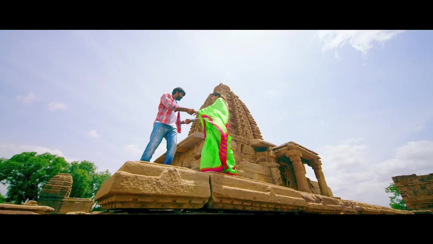 Swathi Reddy Meaty Body Saree Seductive Romance Hottest 4K Song Tripura3