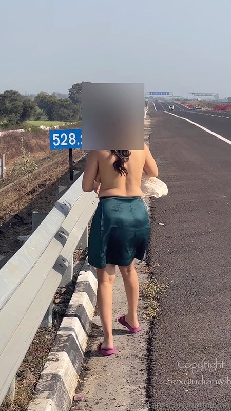 Sexyindianwife nude walking at rajsthan highway and fingering in car hot video 22