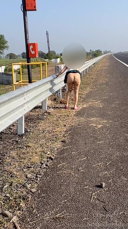Sexyindianwife nude walking at rajsthan highway and fingering in car hot video 22