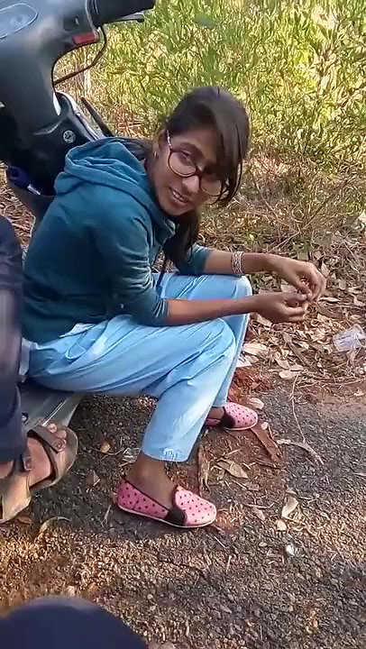 Swathi Teacher Fucking With Students In Forest For Money 22