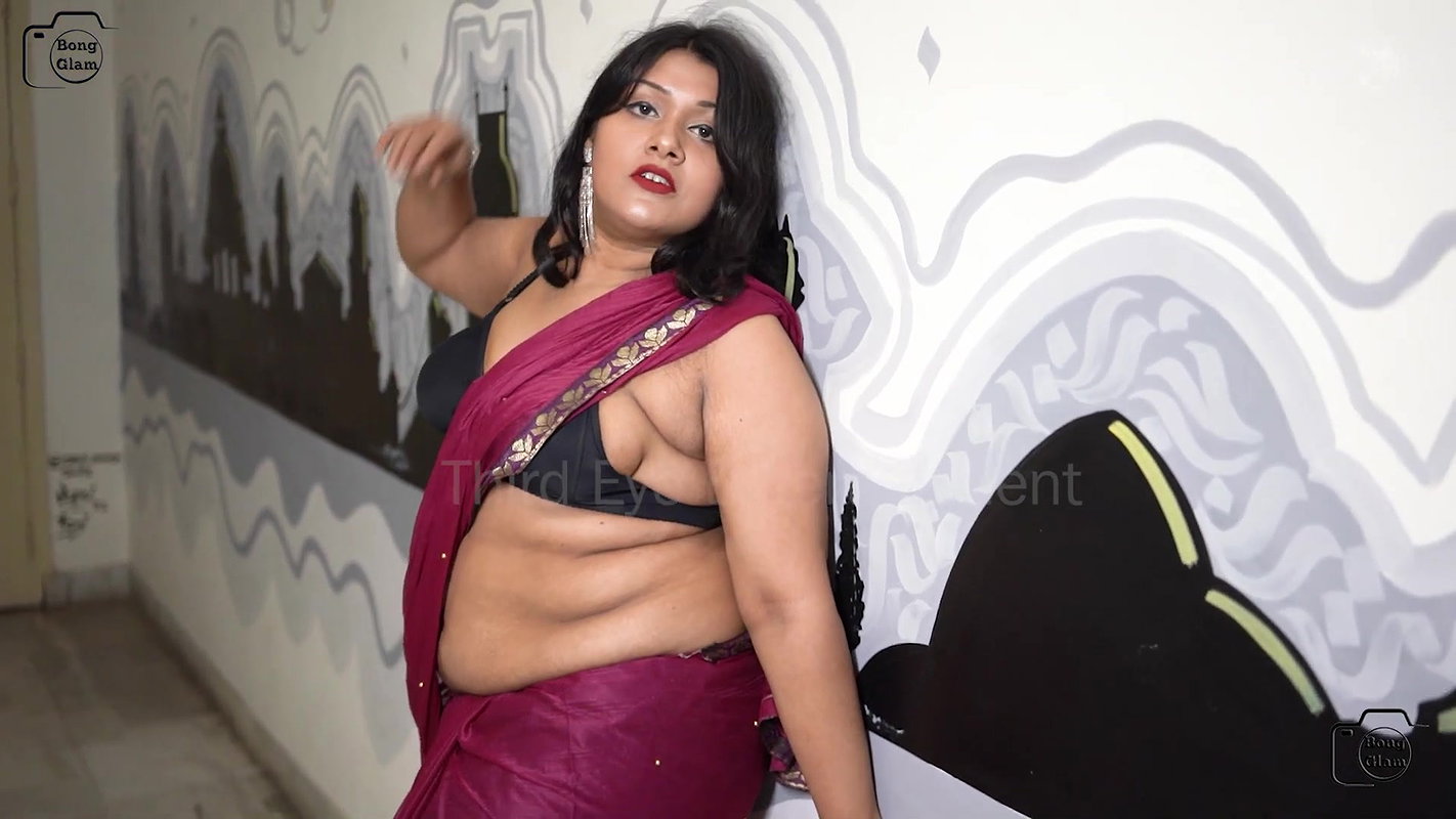 Beautiful booby juli hot cleavage navel and armpit show sensual photoshoot2