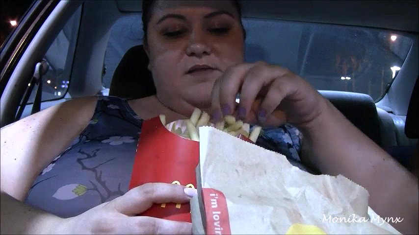 SSBBW Eating in Car POV