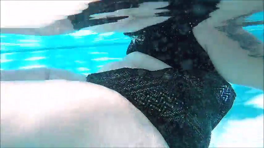 SSBBW Floating in Pool