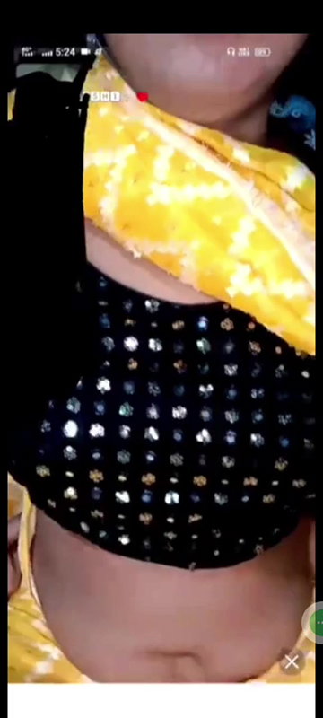Desi sexy bhabi open her saree in chamet