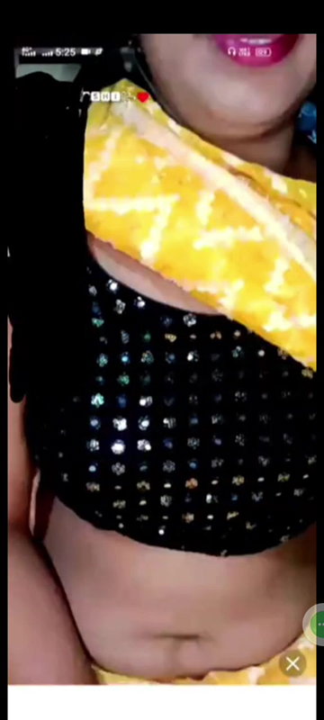 Desi sexy bhabi open her saree in chamet